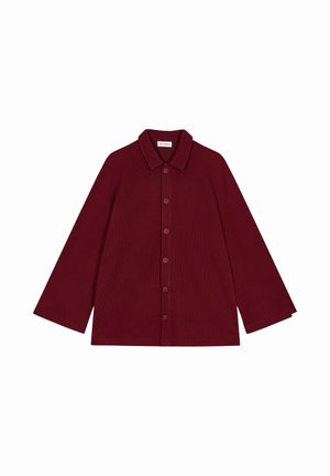 Bordeaux knoopshirt met een kraag, losse pasvorm, lange mouwen en ribbelstructuur, met vijf knopen aan de voorkant.