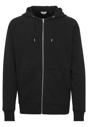 Zwarte hoodie met rits, voorzakken, capuchon met trekkoord, geribbelde boorden en tailleband, weergegeven op een witte achtergrond.