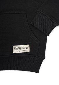 Svart sweatshirt med en framficka, ribbade ärmslut och en sydd etikett med "Band of Rascals"-logotyp. Slät textur och avslappnad design.