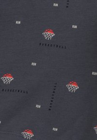 Ciemnoniebieska tkanina z powtarzającym się wzorem motywów koszykarskich oraz napisem "RUN" w białym kolorze i "BASKETBALL" w czarnym. Gładka tekstura.