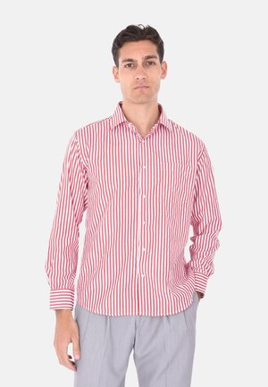 Camicia a righe rosse e bianche con colletto, maniche lunghe e una tasca singola sul lato sinistro. Tessuto di cotone liscio.