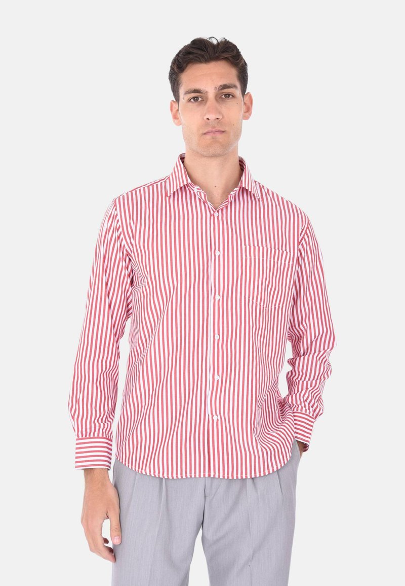 Camicia a righe rosse e bianche con colletto, maniche lunghe e una tasca singola sul lato sinistro. Tessuto di cotone liscio.