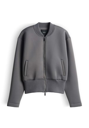 Giacca bomber grigia con zip frontale, polsini e orlo a coste, tasche laterali, materiale liscio e scollo rotondo.