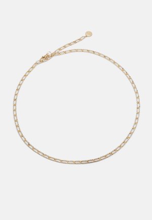 Collier délicat en chaîne dorée avec des maillons rectangulaires allongés et une petite étiquette ronde près du fermoir sur fond blanc.