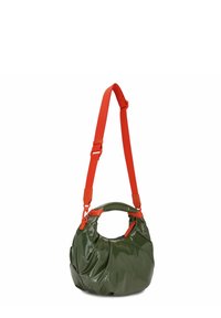 Borsa lucida verde oliva dalla forma arrotondata, con superficie testurizzata, tracolla arancione regolabile e manico circolare.