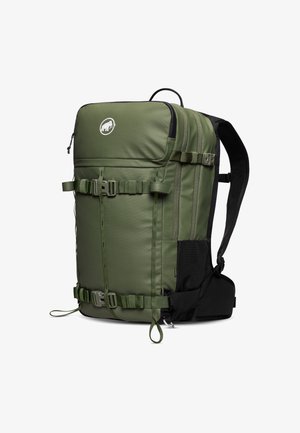 Žalia kuprinė, pagaminta iš tvirto audinio, stačiakampio formos, su reguliuojamomis petnešomis, keliomis sagtimis ir logotipu priekyje.