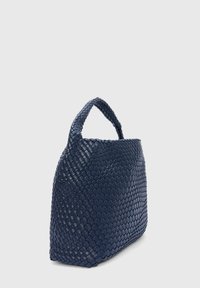Marineblauwe geweven handtas met een gestructureerde vorm, twee korte handgrepen en een textuur op het oppervlak. Stevige uitstraling met duidelijke stikdetails.