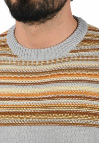 Strickpullover mit horizontalen Streifen inOrange-, Braun- und Cremetönen, mit einem strukturierten, hellgrauen Rippkragen.