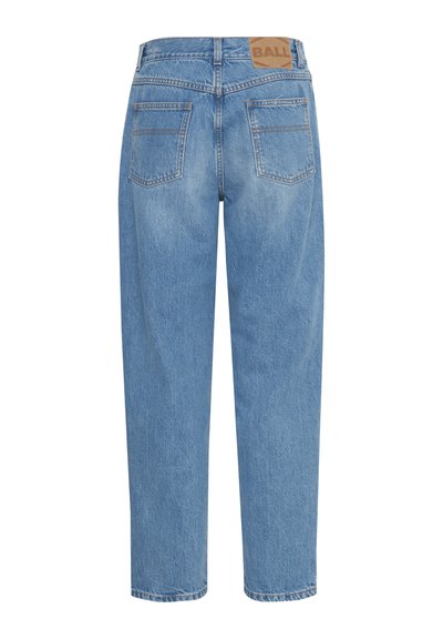 Vaqueros de mezclilla azul claro con corte recto, que presentan una etiqueta de cuero marrón en la parte posterior de la cintura y dos bolsillos traseros.