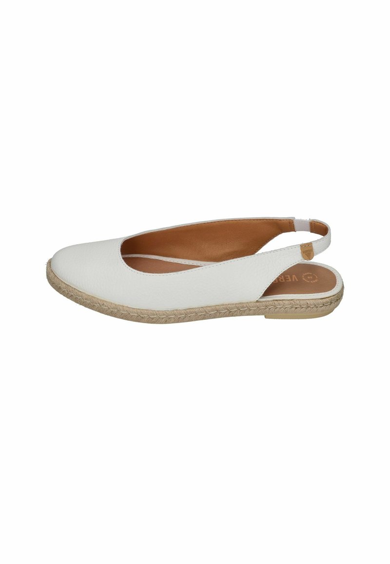 Białe skórzane buty typu slingback z okrągłym noskiem, plecioną juteową podeszwą i brązowym wnętrzem. Posiadają cienki pasek wokół kostki dla pewnego dopasowania.