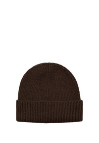 Brązowa dziergana czapka z prążkowaną fakturą, z podwiniętym mankietem u podstawy i zaokrąglonym wierzchołkiem. Prosty i jednolity wzór.