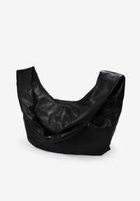 Bolso de hombro de cuero negro con un diseño holgado, que presenta una textura suave y una apertura amplia. El bolso no tiene cierres visibles.