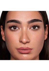 ZOEVA VELVET LOVE MATTE HYALURONIC LIPSTICK beżowy