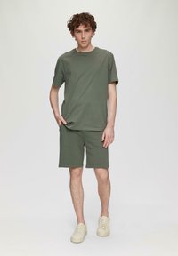 QS Pantalones deportivos - olivgrün