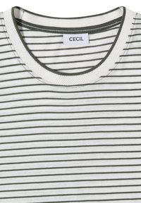 Gros plan sur un t-shirt blanc à col rond avec de fines rayures horizontales grises et une bordure de col texturée blanche, étiqueté "CECIL".