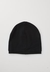 Svart strikket lue med rund topp og ribbestrikket kant nederst. Stoffet virker mykt og elastisk, egnet for kaldt vær.