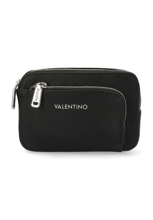 Czarna saszetka Valentino z dwoma zamykanymi na zamek błyskawiczny komorami, srebrnymi zamkami i logo Valentino umieszczonym centralnie na przedniej kieszeni.