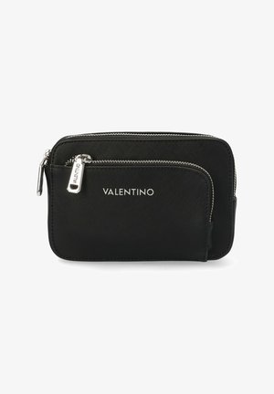 Czarna saszetka Valentino z dwoma zamykanymi na zamek błyskawiczny komorami, srebrnymi zamkami i logo Valentino umieszczonym centralnie na przedniej kieszeni.