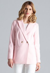 Lichtroze dubbelknopen blazer met gouden knopen, geknipte revers en twee voorkwasten, gemaakt van een gladde, gestructureerde stof.