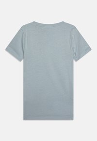 Lyseblå t-skjorte med kort erm laget av myk bomull. Har rund hals og ensfarget bakside uten synlige mønstre eller detaljer.