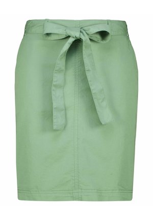 Lichtgroene knielange rok met een gebonden stoffen riem in de taille en zichtbare verticale en horizontale stikseldetails.