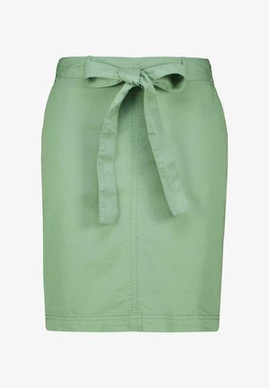 Jupe vert clair longueur genou avec une ceinture en tissu nouée à la taille et des détails de couture visibles verticales et horizontales.