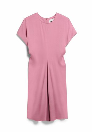 Vestito rosa a maniche corte con scollo rotondo e piega frontale, lunghezza al ginocchio, esposto disteso su sfondo bianco.