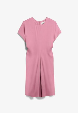 Vestito rosa a maniche corte con scollo rotondo e piega frontale, lunghezza al ginocchio, esposto disteso su sfondo bianco.