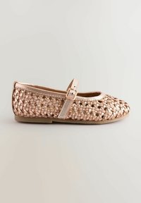 Flätad platt sko i metallisk roséguld med en Mary Jane-rem. Har en rund tå och en slät, strukturerad yta för en förbättrad design.