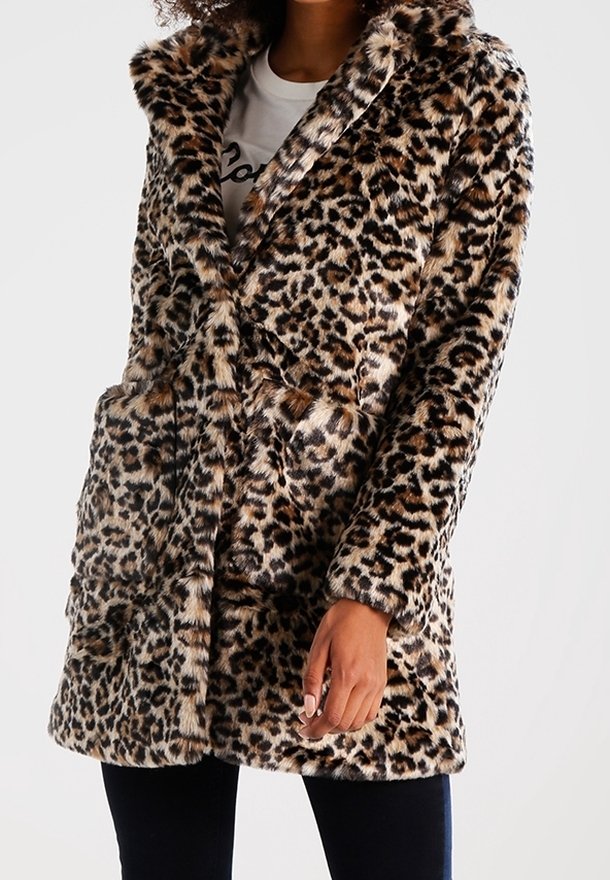 Leopardmönstrad fuskpälsjacka med en mjuk textur, åtsittande krage, två framfickor och bälte. Långärmad, knälång.