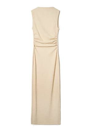 Abito senza maniche beige con tessuto testurizzato, dettagli arricciati in vita e una silhouette lunga e aderente.