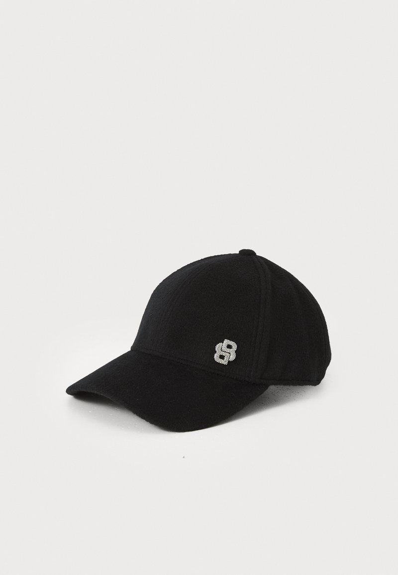 Gorra de béisbol negra hecha de material suave, con una visera curvada y un logotipo bordado en plata en el panel frontal. Diseño sencillo.
