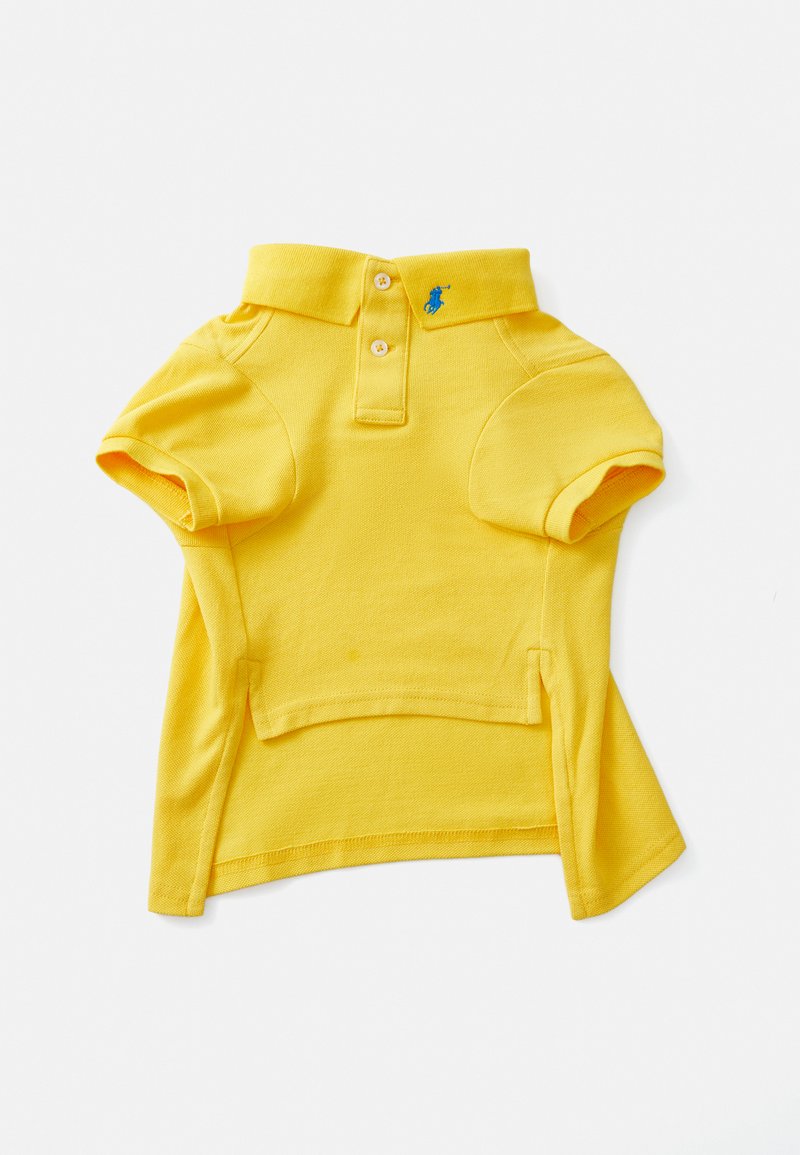 Žlté polo tričko vyrobené z textúrovanej bavlny, so klasickým golierom, trojitrakčným zapínaním a malým modrým logom na golieri.