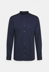 Camicia a maniche lunghe blu navy con colletto alla cinese e bottoni neri sul davanti, esposta su uno sfondo bianco.