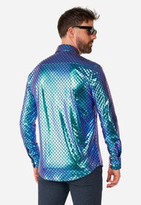 Camicia button-up lucida blu e verde petrolio con motivo a scaglie, maniche lunghe e colletto, caratterizzata da una texture liscia e riflettente.