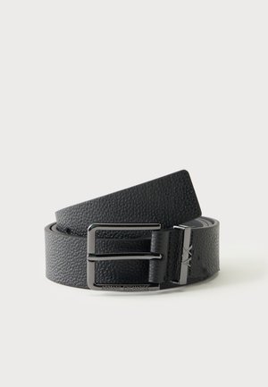 Sort textured læderbælte snoet med skinnende metalspænde og metalloop graveret med initialerne A|X på en hvid baggrund.