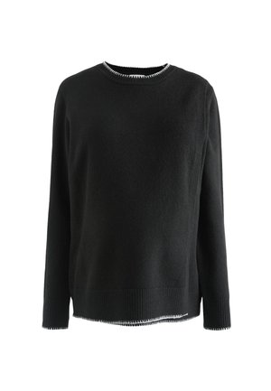 Pull noir à manches longues col rond avec poignets et bord-côte, présentant de fines surpiqûres blanches aux bords du col et de l’ourlet.
