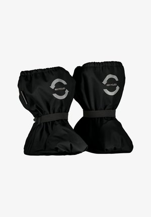 Coperture per scarpe in tessuto riciclato nero con aperture elastiche e cinturini regolabili. Presentano un logo circolare "RICICLATO" in argento su ogni copertura.