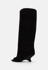 Seleccionado, black