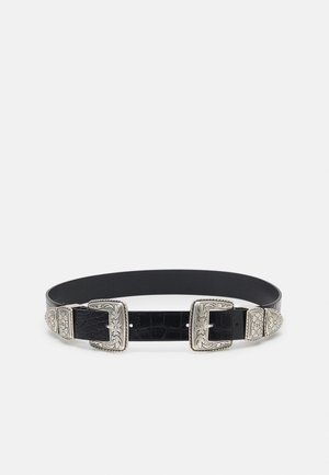 Sort læder dobbelt spænde bælte med præget blomstret sølvspænder og ender, tekstureret krokodillemønster på remmen.