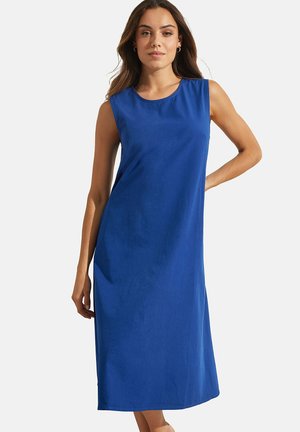 Robe sans manches bleue, longueur genoux, fabriquée en tissu lisse. Design simple avec un col rond et une coupe décontractée. Pas de motifs ni d'accents visibles.