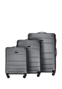 Set van drie harde koffer in metallic grijs, met ribbelstructuur, zwarte accenten en 360-graden spinwielen voor mobiliteit.