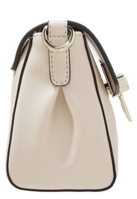 Liten beige läderhandväska med svart kant, silverringdetalj och en metallklämma på sidan.