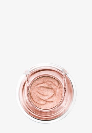 Runder transparenter Behälter mit schimmerndem roségoldenem Creme-Lidschatten mit strukturierter Oberfläche auf weißem Hintergrund.