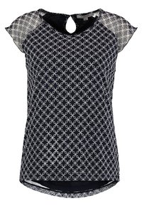 Blusa azul marino con mangas de capucha transparentes, escote circular recortado y un patrón geométrico blanco de formas entrelazadas. Tejido suave y ligero.