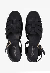 Černé kožené sandály s tkaným designem, otevřenou špičkou, kotníkovým páskem, zlatou sponou a polstrovanou stélkou pro pohodlí.