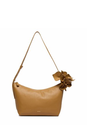 Borsa a tracolla in pelle marrone chiaro con tracolla regolabile e grande dettaglio decorativo a forma di fiore su un lato.