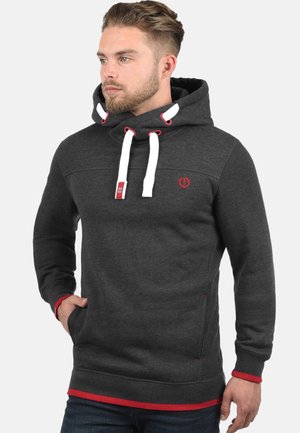 Dunkelgrauer Hoodie mit einer Kordelzugkapuze, weißen und roten Akzenten, gerippten Bündchen und Saum sowie einem kleinen Logo auf der Brust. Glatte Stofftextur.