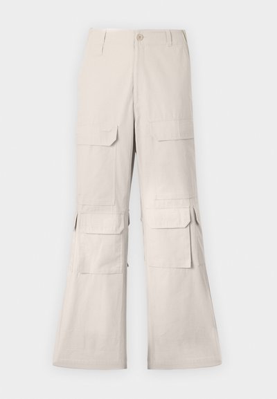 Pantaloni cargo bej cu o croială relaxată, dotati cu mai multe buzunare cu clapetă pe laterale și un sistem de închidere cu buton. Realizați dintr-un material ușor.