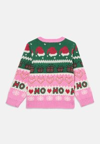 Maglione di Natale lavorato a maglia con motivi verdi, rosa e rossi che presentano cappelli di Babbo Natale, scatole regalo, cuori di bastoncini di zucchero, fiocchi di neve e testo "HO HO".